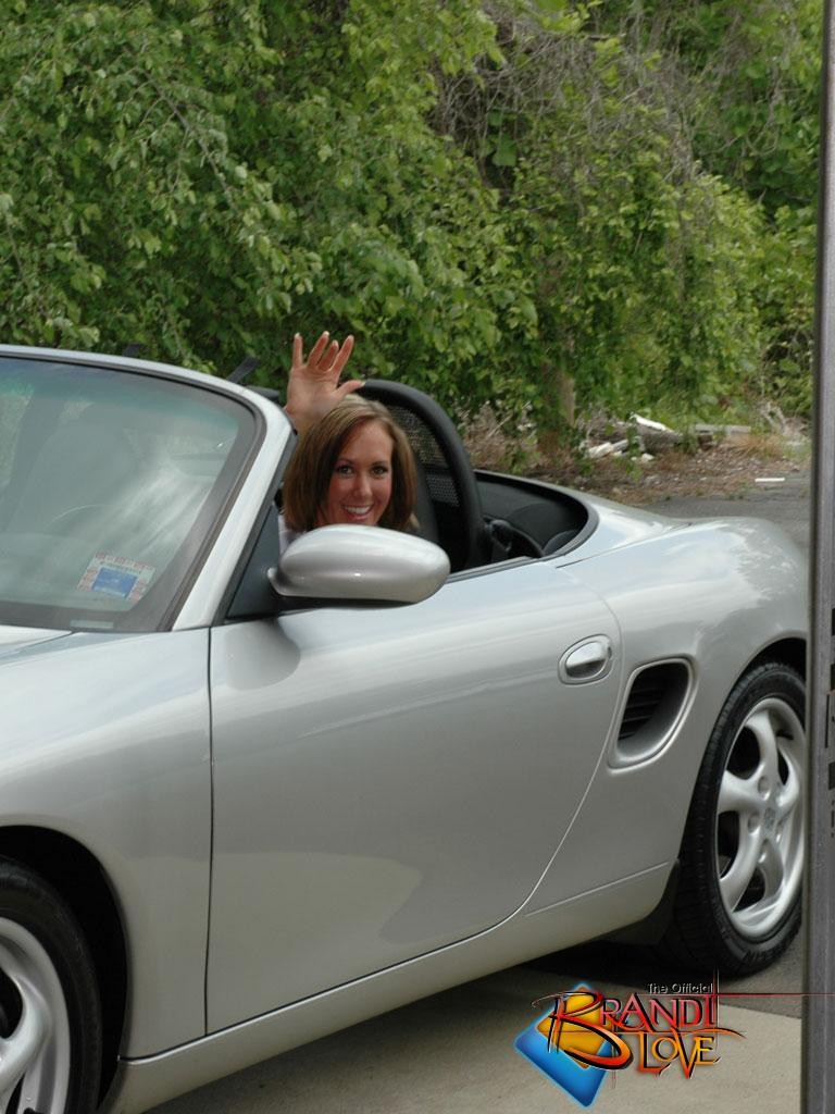 Brandi Love дала полизать женщине автомеханику 