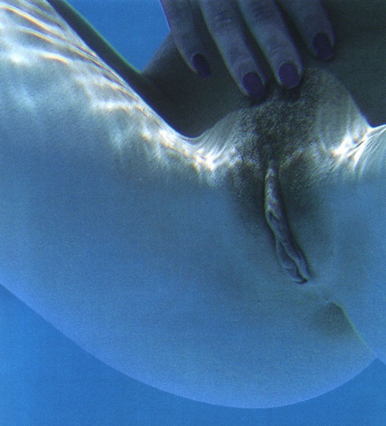 Активная телочка во время купания в бассейне мастурбирует влагалище в воде силиконовым дилдо