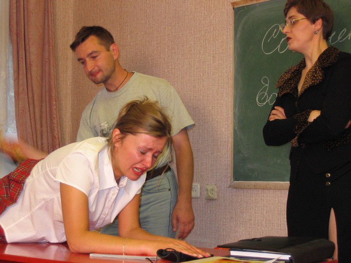 Русских студенток прямо в университете наказывают, шлепая по жопе 