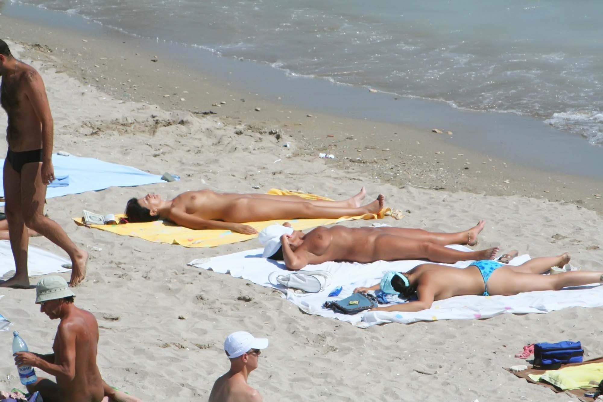 голые развлекаются на пляже