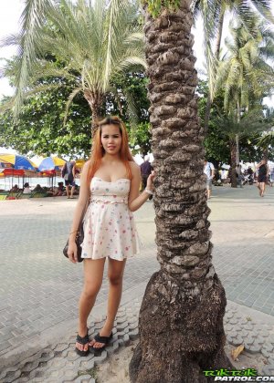 Беременная тайская девушка с большими коричневыми сосками