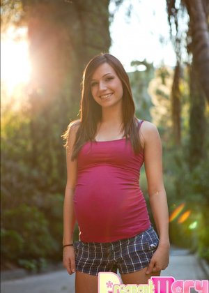 Беременная мамочка гуляет по парку и устраивает стриптиз – она снимает с себя всю одежду прямо на улице