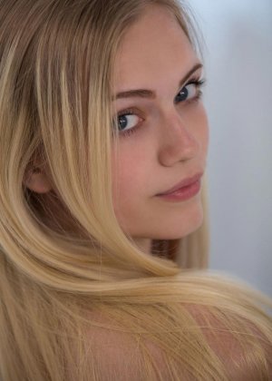 Молодая блондинка показывает всю свою сексуальность, принимая разные откровенные позы