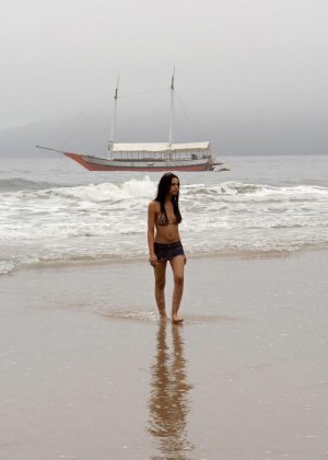 Парочка уединяется на пляже, а девушка оказывается мужчиной и трахает своего партнера в анус