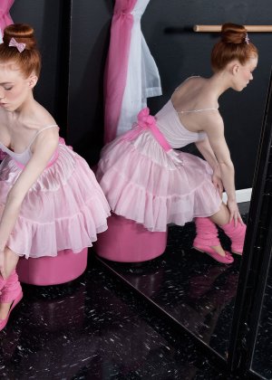Восемнадцатилетняя длинноволосая балерина показала сиськи и узенькую киску