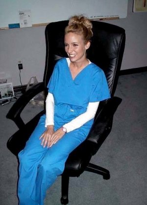 Сексуальная медсестра снимает с себя медицинский костюм и показывает силиконовую грудь