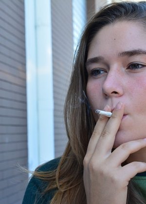 Жасмин – молодая девушка, которая не показывает ничего кроме того, как она мечтательно курит