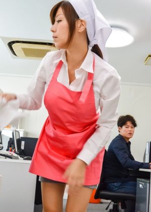 Японская официантка перепихнулась на работе