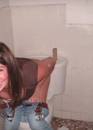 Пьяные девки сидят на унитазах в туалете
