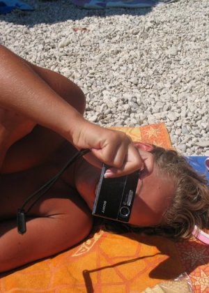 Ольга загарает топлесс на пляже