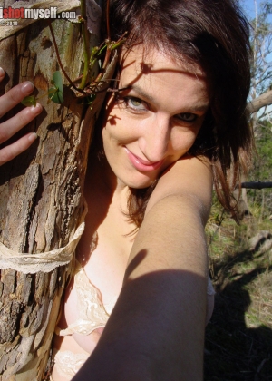 Сисястая девка с волосатой пиздой в лесу с веревками и бусами