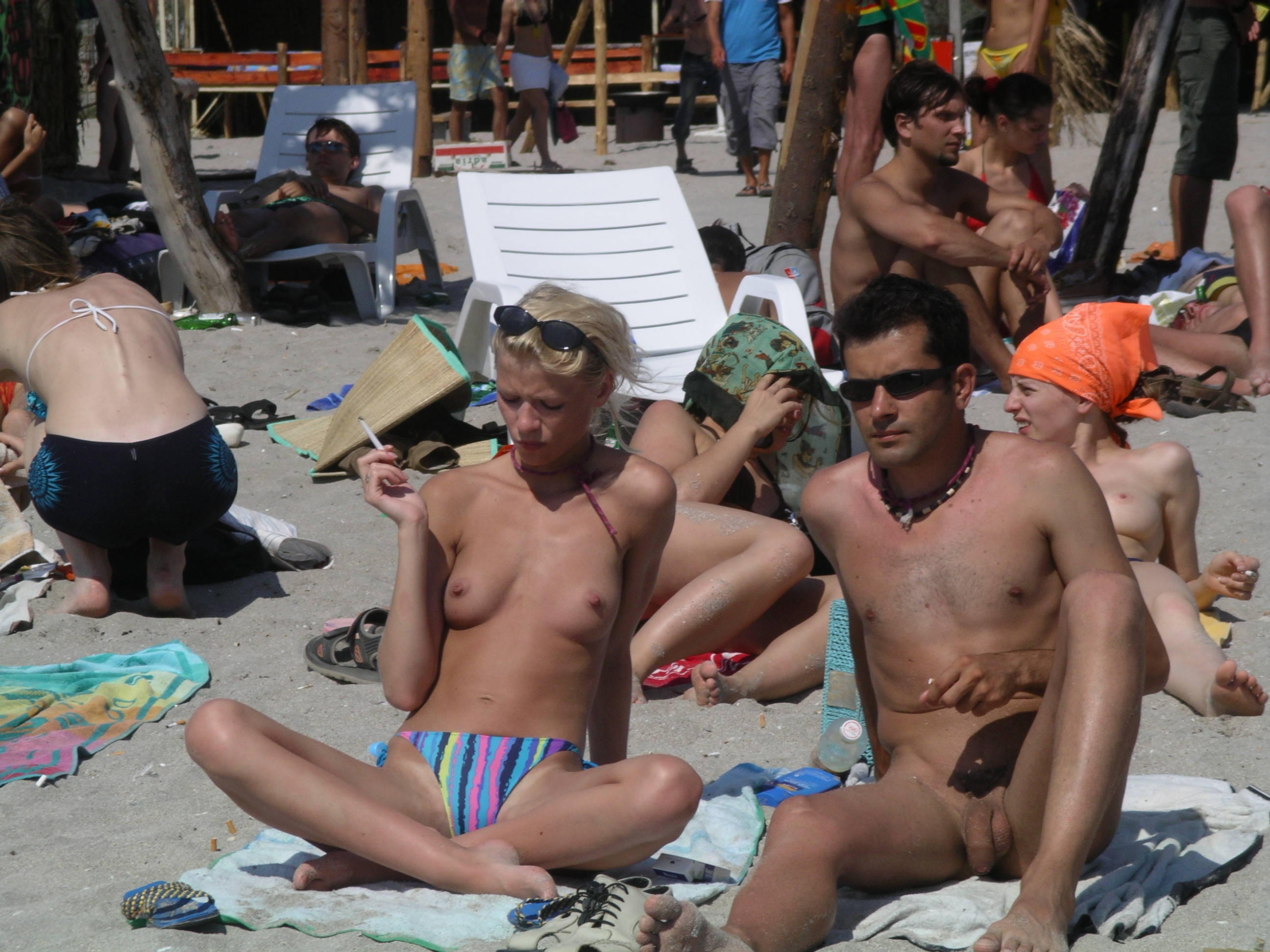 голые парни на общественном пляже фото 20