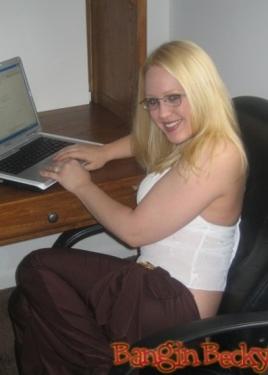Пышной блондинке надоело пялится в компьютер и она разделась