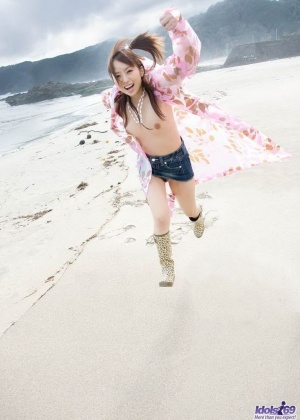 Молодая японка весело бегает голышом по побережью